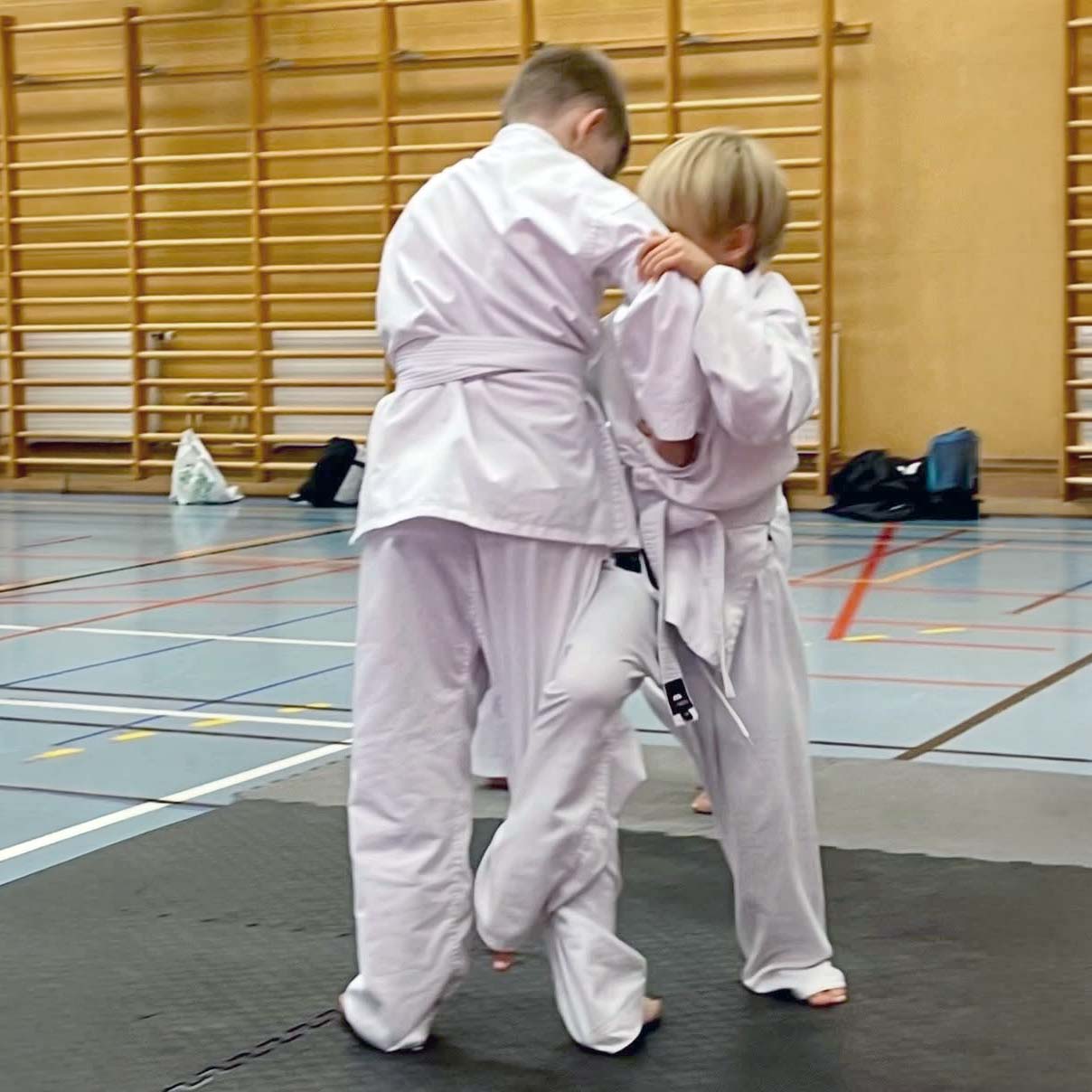 Barn som övar partekniker